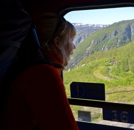 Dame kikker ut av togvindu