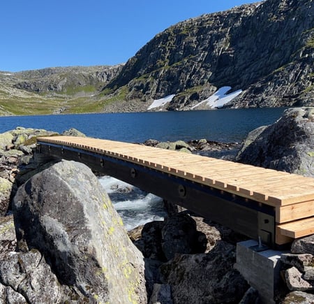Helårsbroen over elven ved Storevatn mellom Norddalshytta og Brydalseter.