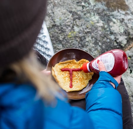 Pannekake med rød T av syltetøy.