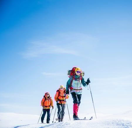 Gruppe på skitur i nydelig vær.