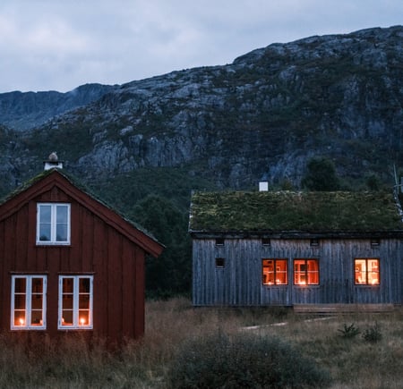Høst på Bleskestadmoen turisthytte. Bjørkeskog, støl, seter, Suldal.