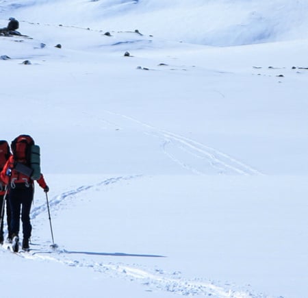 To personer som går på fjellski i fjellet