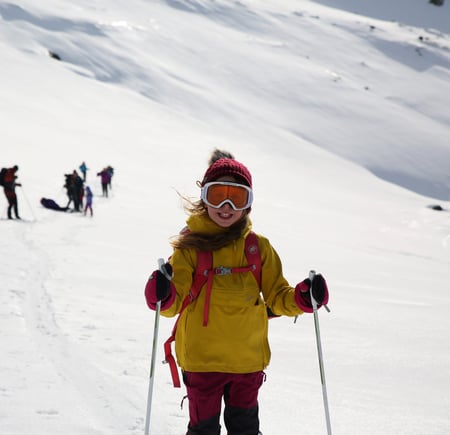Jente på ski i fjellheimen