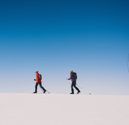 To personer som går på fjellski