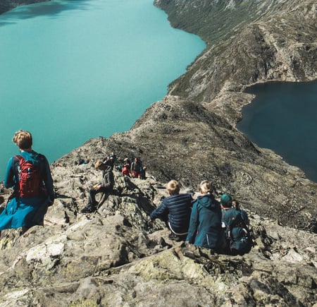Flere personer som går over et fjellpass