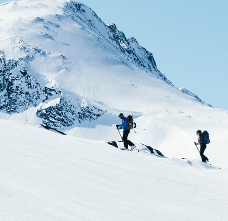 Tre personer som går på randonee ski