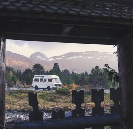 Minibuss parkert i vakker natur.