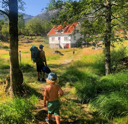 Sommerbilder fra Bakken gard 2021. Familieferie på fjordhopping i Lysefjorden.