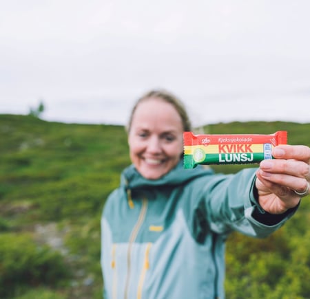 En kvinnesom holder en kvikk lunsj