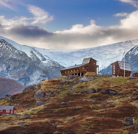 Bilder av moderne turisthytte med bre og fjell på alle kanter