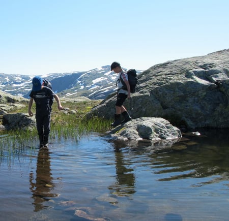 På veg mot Solrenningen turisthytte over Blåfjellet og Blådalen, sommer, barn, fjellvatn