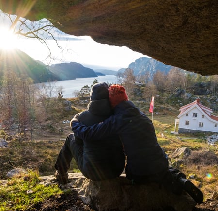 Utsikt fra helleren på Bakken gard i Lysefjorden. Kjærlighet, par, advent.