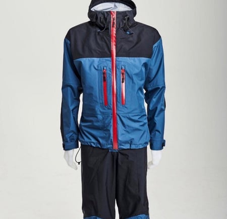 Bilde av en blå skalljakke og svart skallbukse.