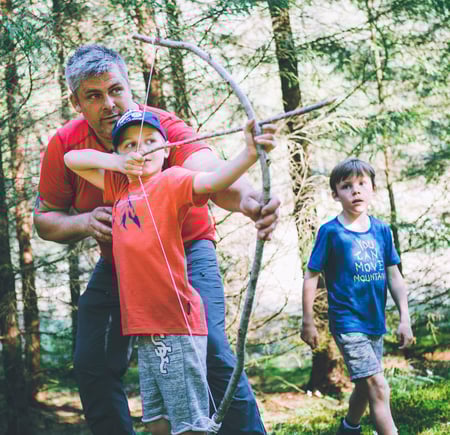 Tor Arne Hitland og barna i forbindelse med filminnspilling i Bergen.