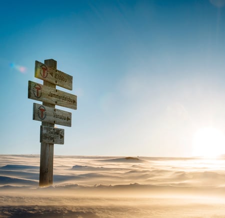 En treskilt som står i vinterfjellet 