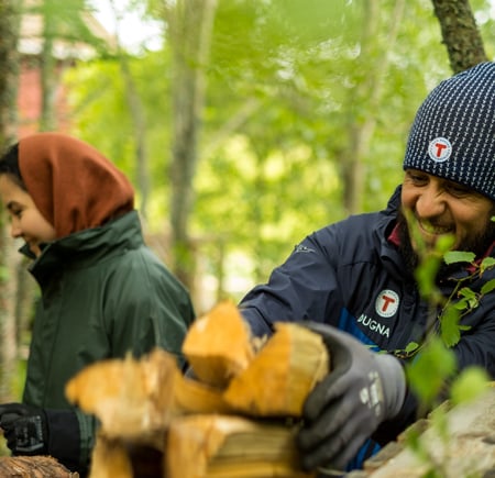 Mann og dame stabler ved.