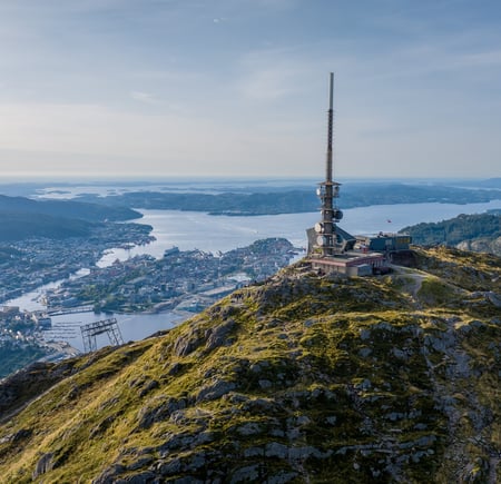 Fjell med stor mast på toppen.
