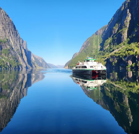Hurtigbåt på vei inn Lysefjorden