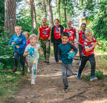 Frivillige fra Barnas turlag og barn som er klare for Kom deg ut-dagen!