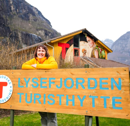 Bestyrer Hilde Trøen på Lysefjorden turisthytte