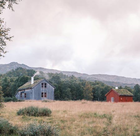 Høst på Bleskestadmoen turisthytte. Bjørkeskog, støl, seter, Suldal.