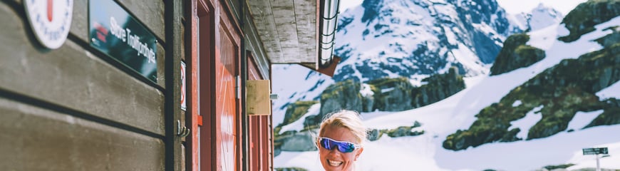 Nydelige Trollfjordhytta ligger på grensen mellom Vesterålen og Lofoten. Turen opp til hytta går fra Austpollen innerst i Trollfjorden.