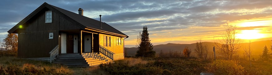 Vestfjellhytta i solnedgang