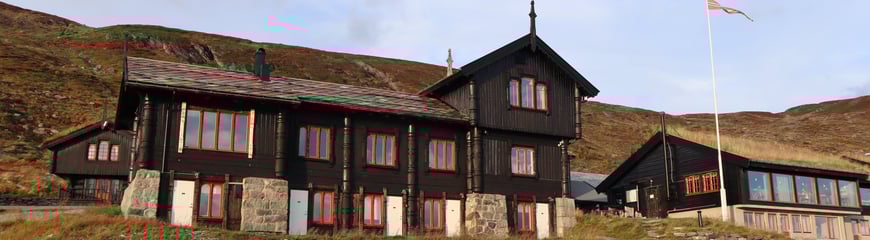 Foto. Nansenbygget på Haukeliseter i høstfarget fjellterreng.