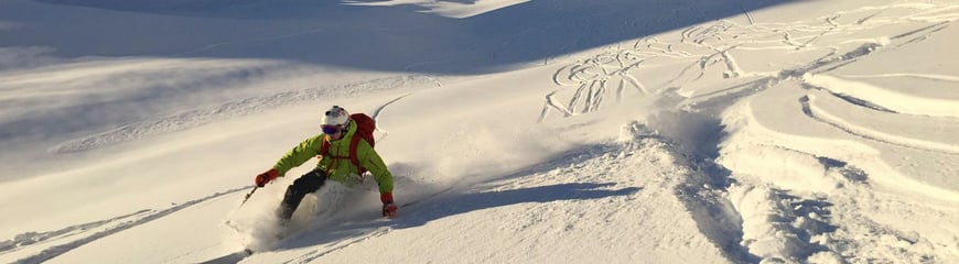 Telemarksving i perfekt pudder med den ber¯mte Fingeren p Sunnm¯re i bakgrunnen.