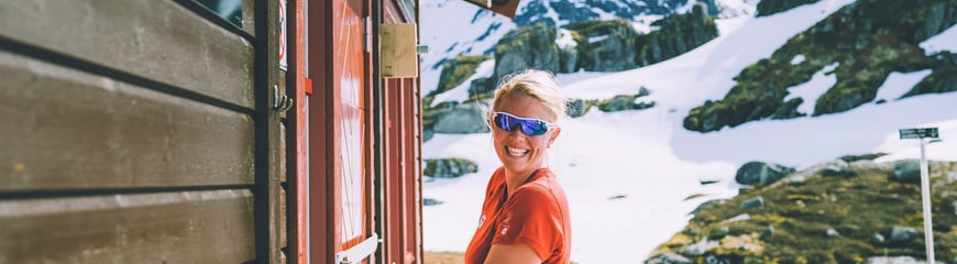 Nydelige Trollfjordhytta ligger på grensen mellom Vesterålen og Lofoten. Turen opp til hytta går fra Austpollen innerst i Trollfjorden.