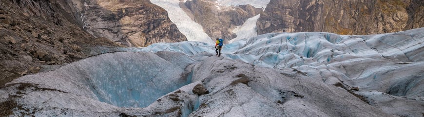 Høsten er den fineste tiden for breturer. Fabio Zeiser på vei opp Austerdalsbreen mot brefallene Odinsbreen og Torsbreen.