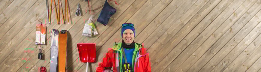 Gaute Dalastøyl Jensen viser fram toppturutstyr. På trykk i UT nr 2, 2014.