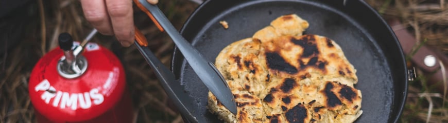 Utemat, mat på primus, mat på bål. turmat. Frokost, lunsj, middag og dessert. Turmat laget av turleder Hilde Grøtte, forfatter av boka Ete ute.