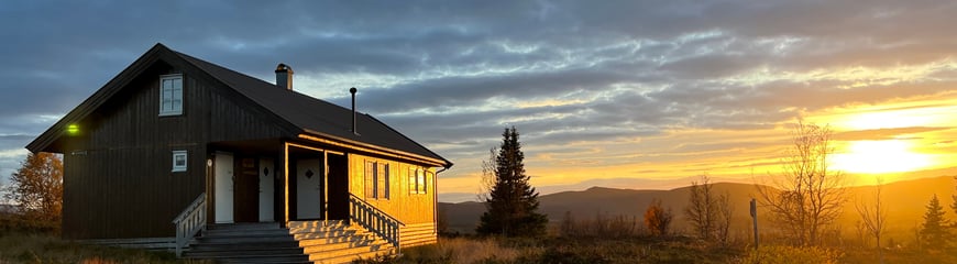 Vestfjellhytta i solnedgang