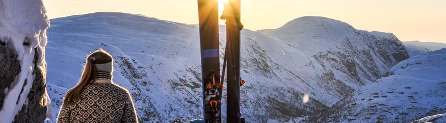 ≈rets f¯rste topptur i Hunnedalen en fredag ettermiddag i januar. Mange minusgrader, men vindstille, s kunne nyte en god pause p toppen med utsikt til en fantastisk solnedgang. Etterp ventet en herlig nedkj¯ring i glitrende sn¯ og magisk lys. Bildet viser Stina Tvedt