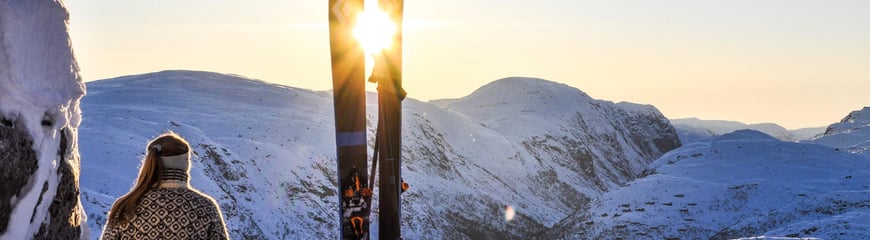 ≈rets f¯rste topptur i Hunnedalen en fredag ettermiddag i januar. Mange minusgrader, men vindstille, s kunne nyte en god pause p toppen med utsikt til en fantastisk solnedgang. Etterp ventet en herlig nedkj¯ring i glitrende sn¯ og magisk lys. Bildet viser Stina Tvedt