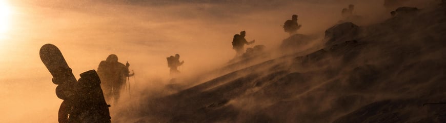 Tatt 8 dager f¯r Norge stengte ned i 2020. Bildet er fra en topptur vi hadde med "valgfag topptur" pÂ Alta Folkeh¯gskole, som skulle bli en av de siste turene jeg skulle fÂ gÂ f¯r vi mÂtte dra hjem for resten av skoleÂret. PÂ bildet ser man resten av klassen som gÂr oppover fjellet i sn¯storm-vÊret.