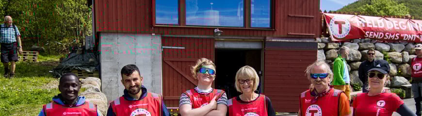 Bilder fra 7-nutsturen 2022, fra Dale til Gramstad over sju topper. Frivillig, dugnad, drikkestasjon på Gramstad.