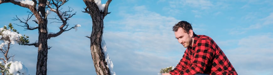 Båltur til området ovenfor Botne, Jørpelandsheiene. Snø, nysnø, vinter. Kjartan Tjøstheim Aakre på bildet.