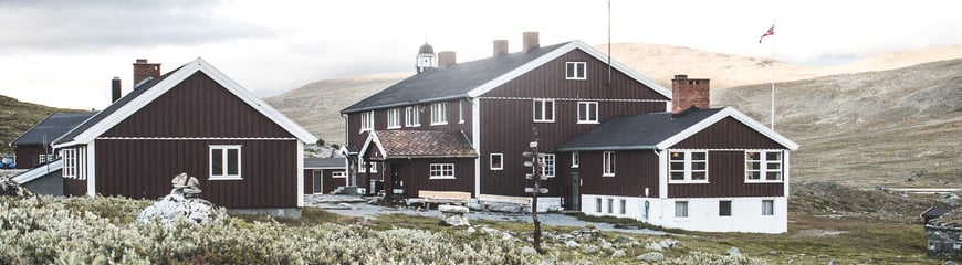 Glitterheim
En hytte på Omveien - den nye langruta fra Lillehammer i øst til Sognefjorden i vest, en rute hvor man krysser Fjell-Norge på tvers og får oppleve det mest spektakulære landet har å by på.