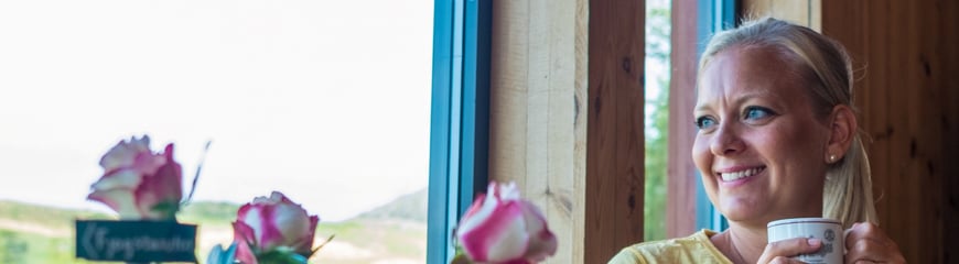 Interiørbilder fra Gramstad, både hus og låve. Agnethe Larsen på bildet.