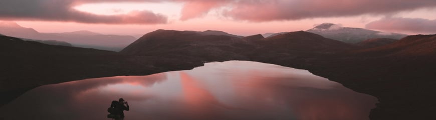 Kvelden tok innpå oss etter 5 harde timer med 30 kilos sekker i stigende terreng. Vi bestemte oss for å slå leir rett før den store bakken som nådde toppen, men så tenkte vi at det kanskje var bedre over toppen og at vi kunne slå leir på andre siden. Da vi nådde toppen med høy puls ble vi begge plutselig stumme og trollbundet av naturens siste akt .Det er sjeldent man feller en tåre men denne gangen var det unngåelig. | Bilder lastet opp til DNTs fotokonkurranse-runder i 2016.