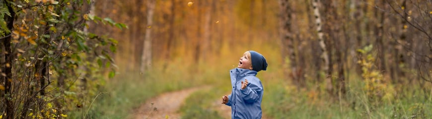 På tur i nærområdet der vi bor begynte bladene å blåse ned av bjørketrærne. Sønnen min syntes det var utrolig morsomt å forsøke å fange ett, og jeg er glad jeg klarte  fange gleden hans på film. Finalist i DNTs fotokonkurranse 2022.