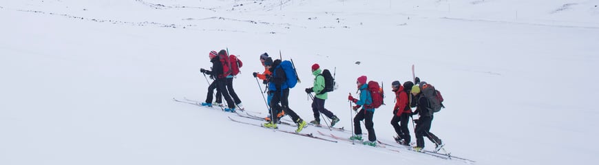 Reportasjebilder fra fellestur med DNT ung Oslo i april 2015. Toppturer på Smørstabbremassivet. Reportasjen trykkes i UT nr 2, 2015. Teltcamp ved parkeringsplassen i Leirdalen, Jotunheimen.