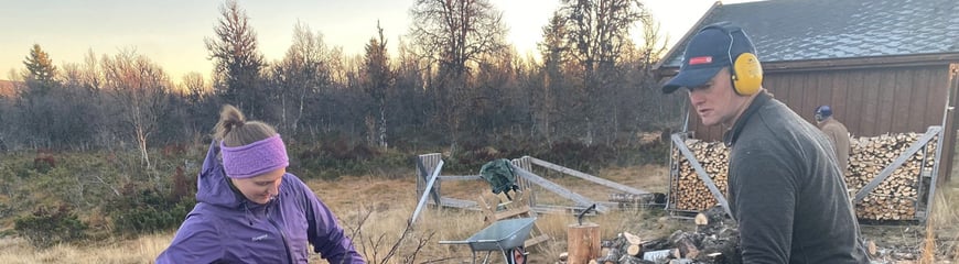 Ved dugnad på selvbetjeningshytta Vetåbua.