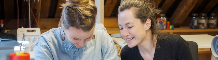 Bilder fra ReTuren syverksted. Bærekraft, gjenbruk, miljøvett, søm, rød tråd, saks, nål og tråd, symaskin, glidelås. Eleonore Hatfield (til venstre) og Turi Rudningen Galta på bildet.