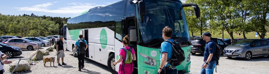 Bilder fra 7-nutsturen 2022, fra Dale til Gramstad over sju topper. Buss, Tide, parkeringsplass på Gramstad.