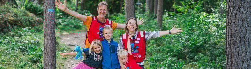 Frivillige fra Barnas turlag og barn som er klare for Kom deg ut-dagen!