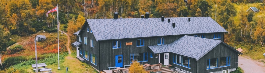 Mogen Turisthytte i ny drakt, høsten 2024.