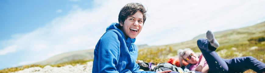 En gjeng ungdom på vei gjennom SAGA i Rondane.